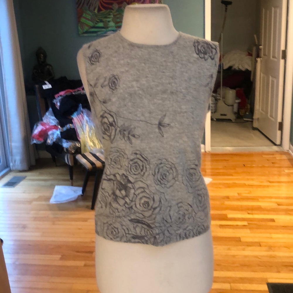 Nwot ADRIENNE VITTADINI GRAY FLORAL SWEATER VEST